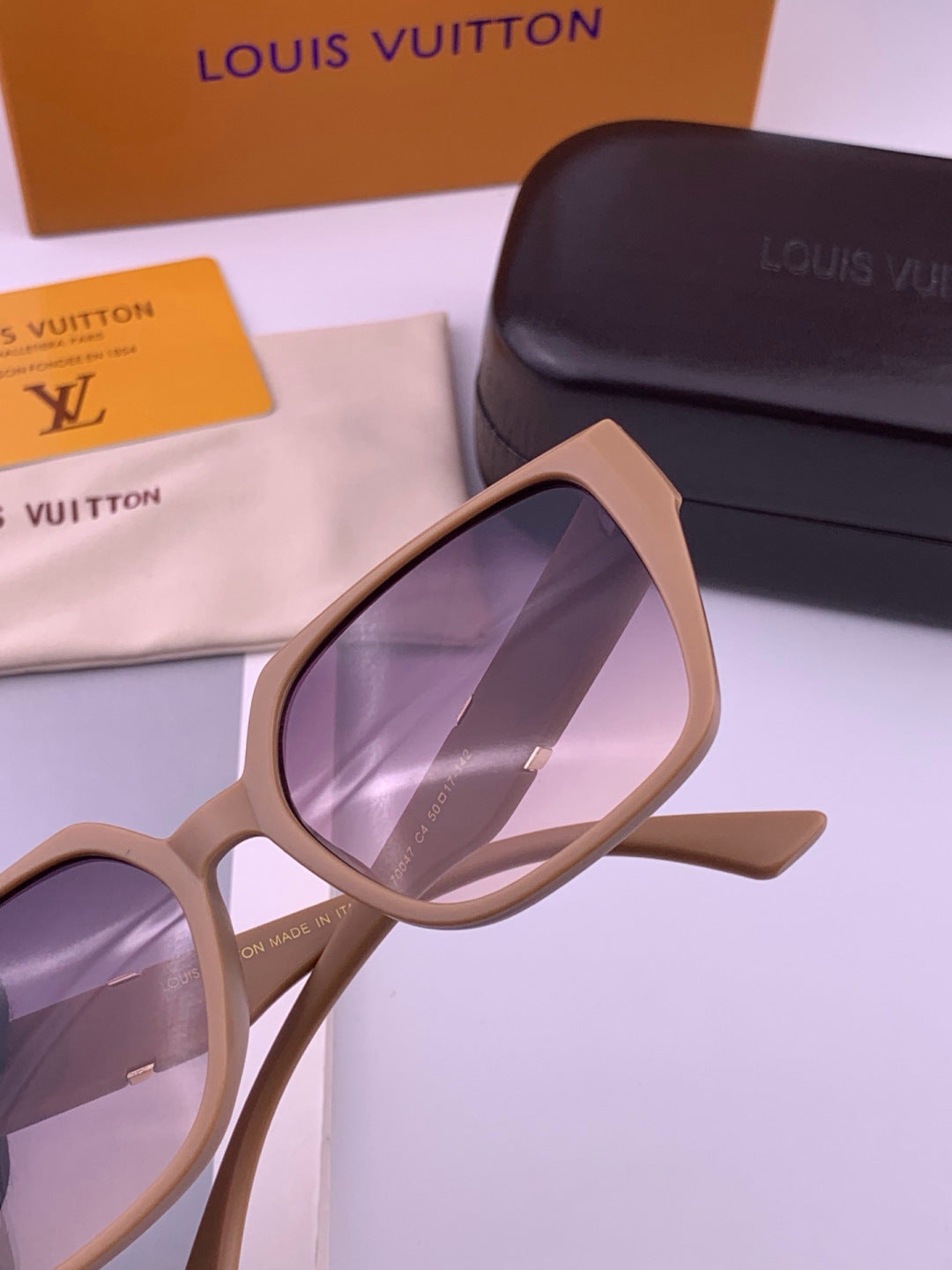 Louis Vuitton L77004 Oversized Purple Lens Sunglasses for Men & Women - 493214 - detail image 4