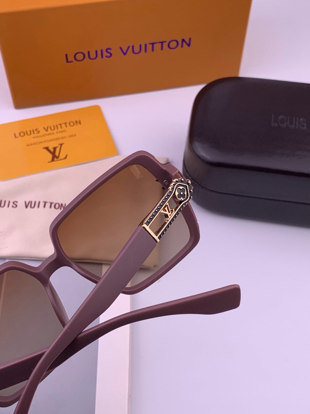 Louis Vuitton L77004 Oversized Purple Lens Sunglasses for Men & Women - 493215 - detail image 4