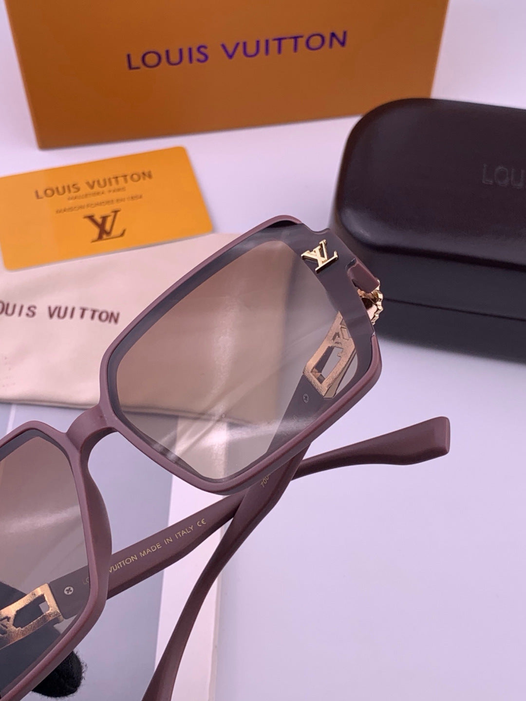 Louis Vuitton L77004 Oversized Purple Lens Sunglasses for Men & Women - 493215 - detail image 5