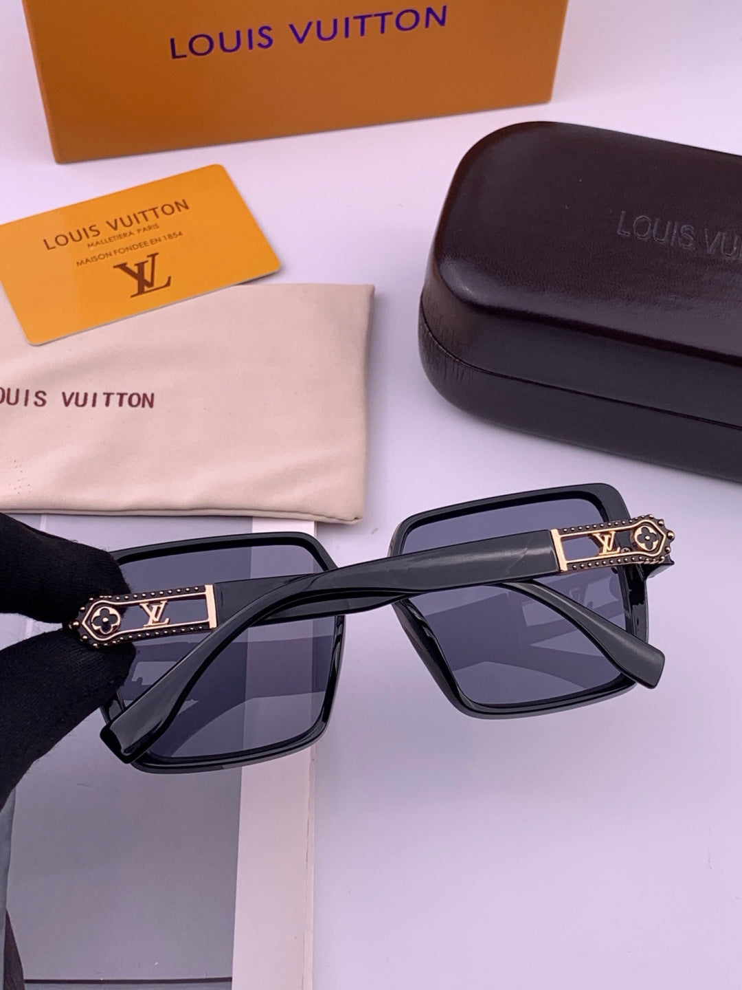 Louis Vuitton L77004 Oversized Blue Lens Sunglasses for Men & Women - detail image 4