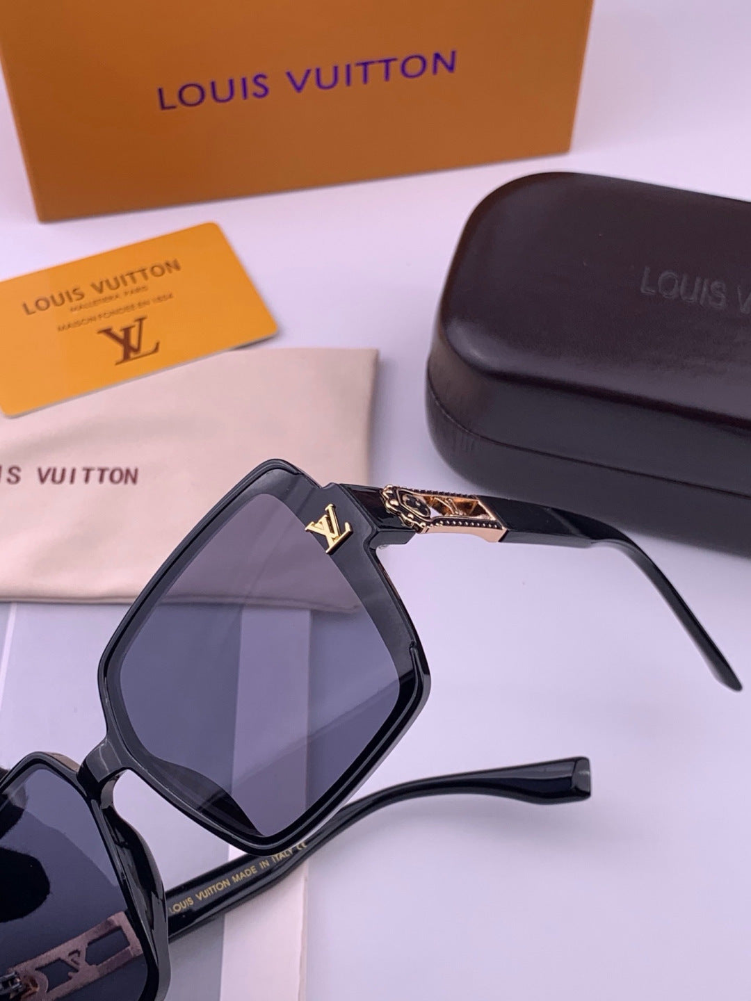 Louis Vuitton L77004 Oversized Blue Lens Sunglasses for Men & Women - detail image 3