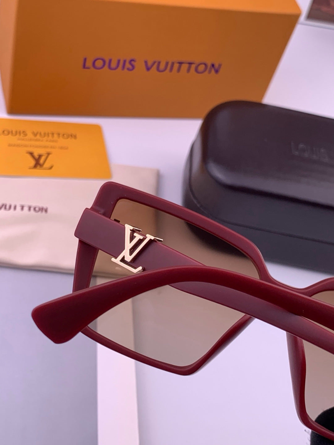 Louis Vuitton L57002 Oversized Purple Lens Sunglasses for Men & Women - 493218 - detail image 3