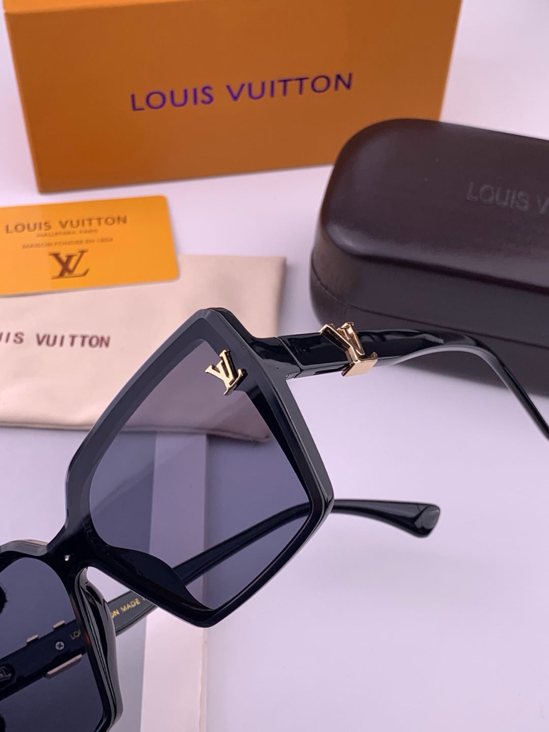 Louis Vuitton L57002 Oversized Black Lens Sunglasses for Men & Women - detail image 3
