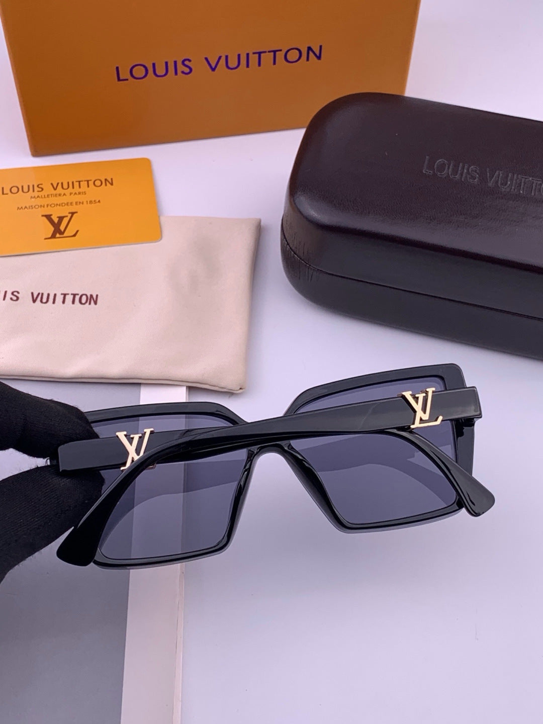 Louis Vuitton L57002 Oversized Black Lens Sunglasses for Men & Women - detail image 4