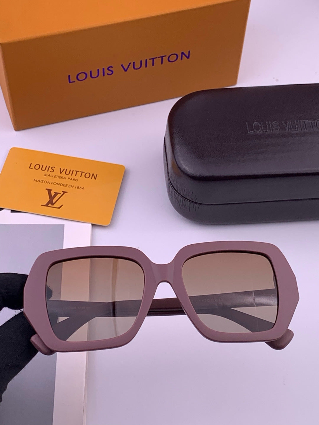 Louis Vuitton L27006 Oversized Brown Lens Sunglasses for Men & Women - 493221
