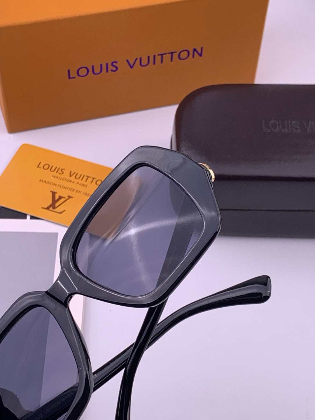 Louis Vuitton L27006 Oversized Brown Lens Sunglasses for Men & Women - detail image 3