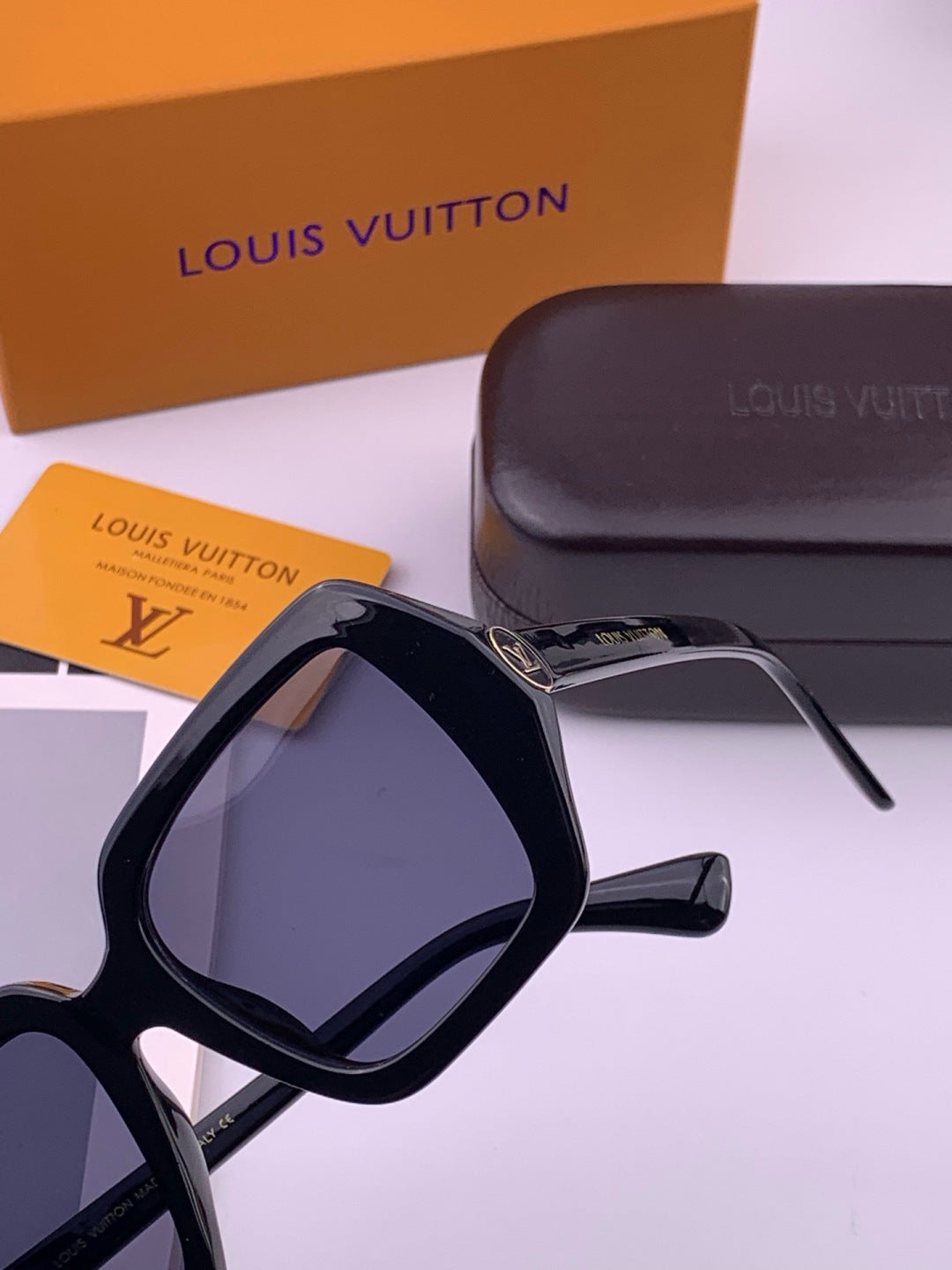 Louis Vuitton L27006 Oversized Brown Lens Sunglasses for Men & Women - detail image 4