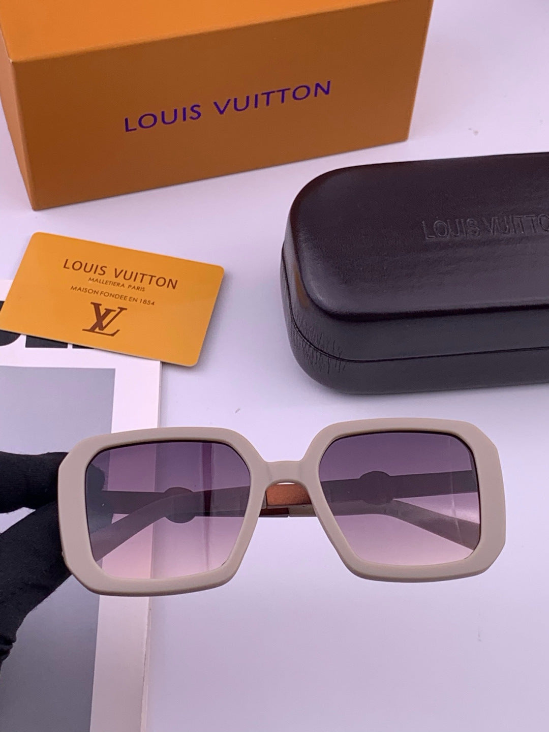 Louis Vuitton L37007 Oversized Brown Lens Sunglasses for Men & Women - 493224