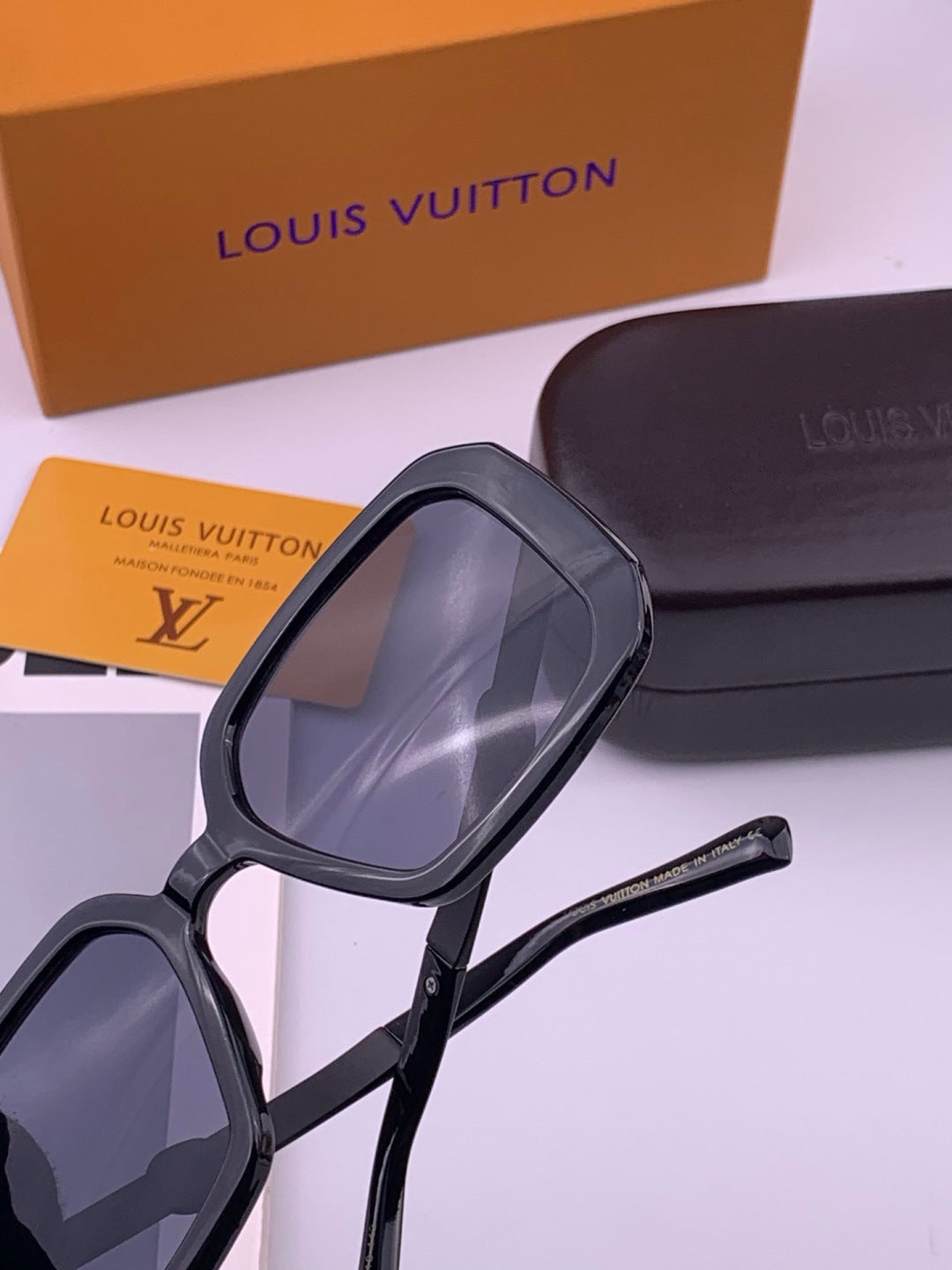 Louis Vuitton L37007 Oversized Brown Lens Sunglasses for Men & Women - detail image 3