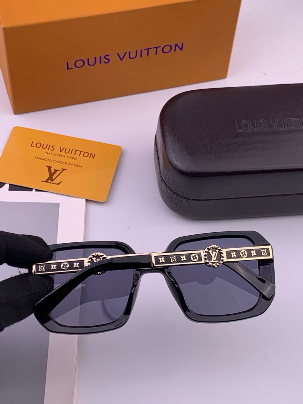 Louis Vuitton L37007 Oversized Brown Lens Sunglasses for Men & Women - detail image 6