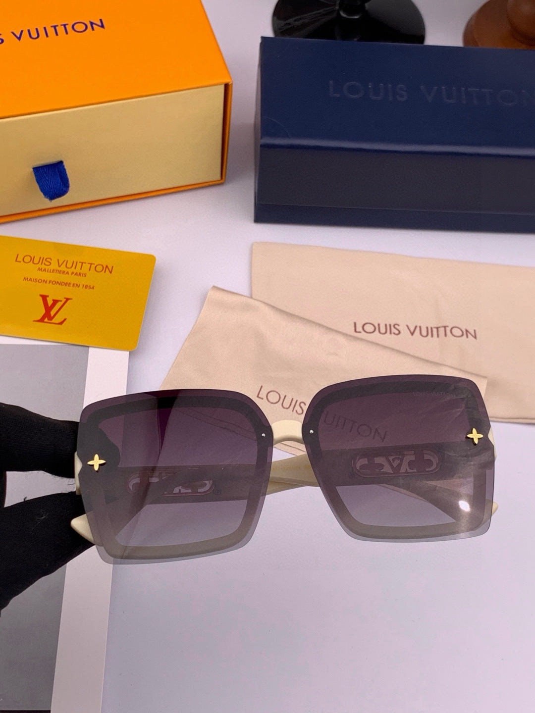 Louis Vuitton Fashion Gold Lens Sunglasses for Men & Women - 493226 - detail image 2