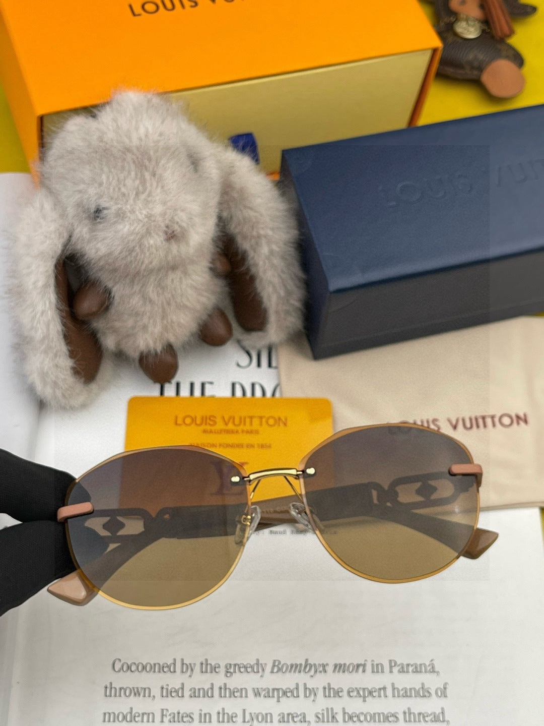 Louis Vuitton L8331 Polarized Round Gold Lens Sunglasses for Women - detail image 3
