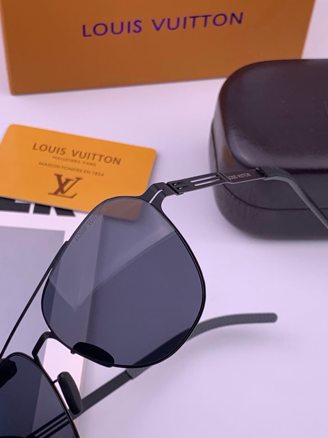 Louis Vuitton L18 Fashion Gold Lens Sunglasses for Men & Women - 493193 - detail image 3