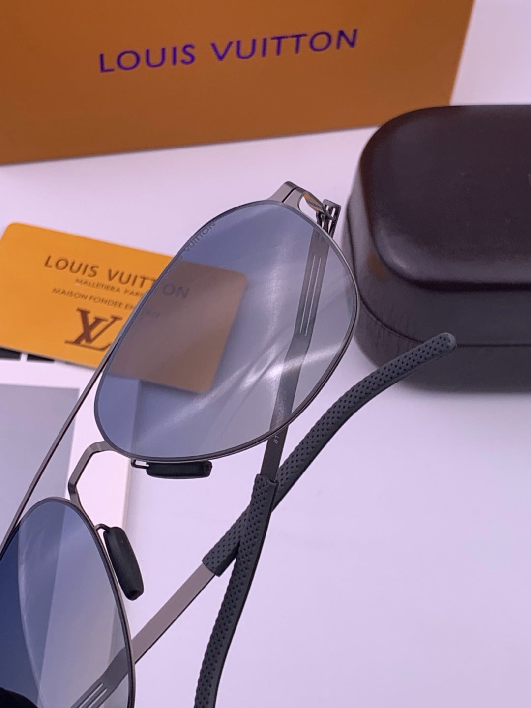 Louis Vuitton L18 Fashion Gold Lens Sunglasses for Men & Women - 493194 - detail image 3
