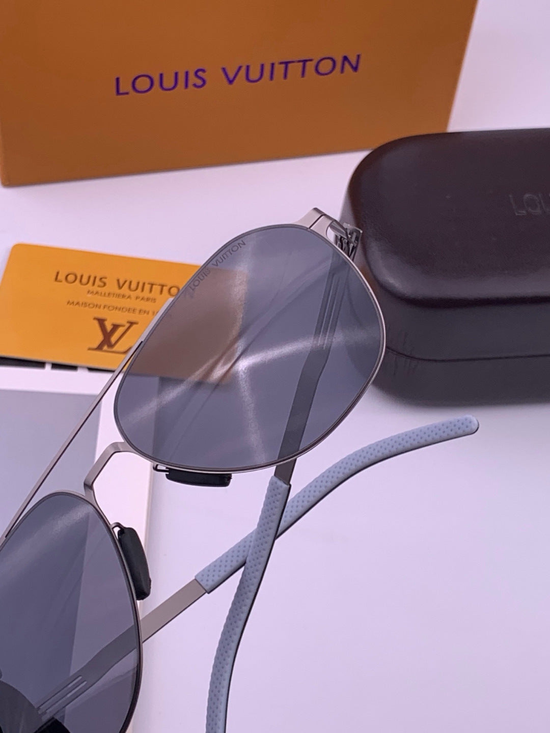 Louis Vuitton L18 Fashion Gold Lens Sunglasses for Men & Women - detail image 4