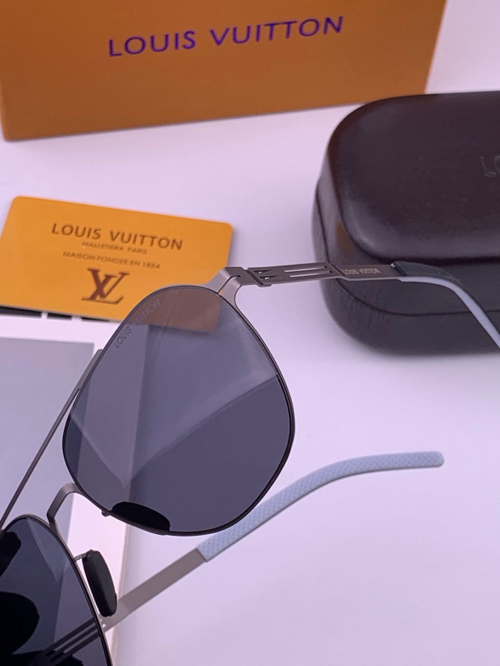 Louis Vuitton L18 Fashion Gold Lens Sunglasses for Men & Women - detail image 3