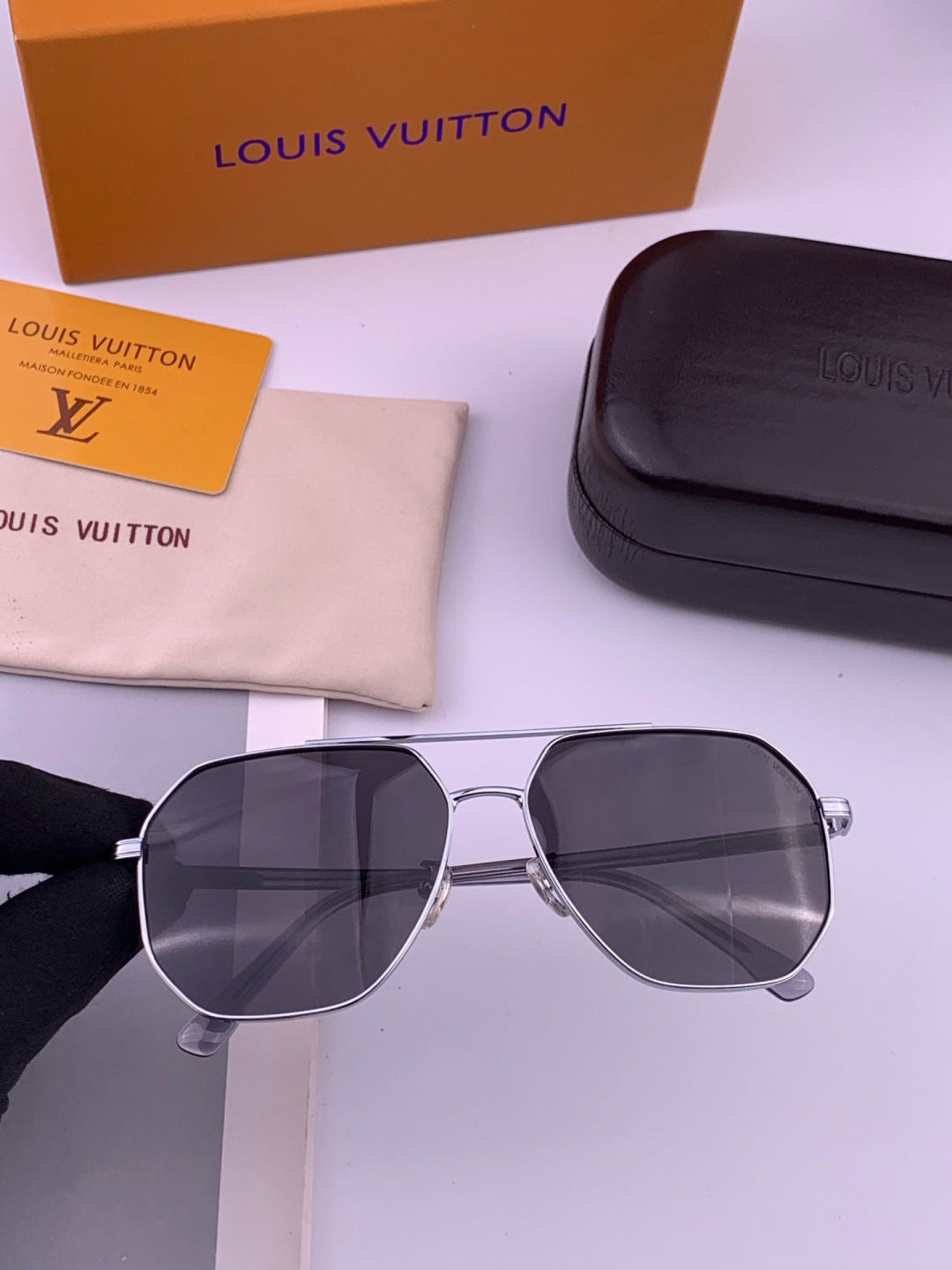 Louis Vuitton L8863 Polarized Aviator Black Lens Sunglasses for Men & Women - detail image 2