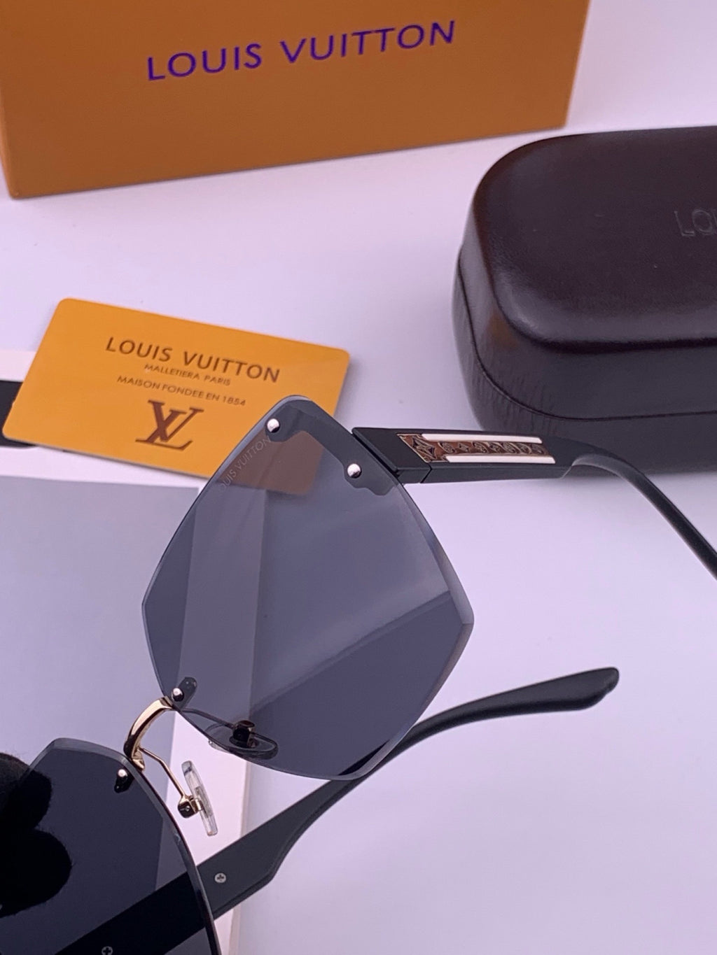 Louis Vuitton L6519 Polarized Square Brown Lens Sunglasses for Men & Women - detail image 3