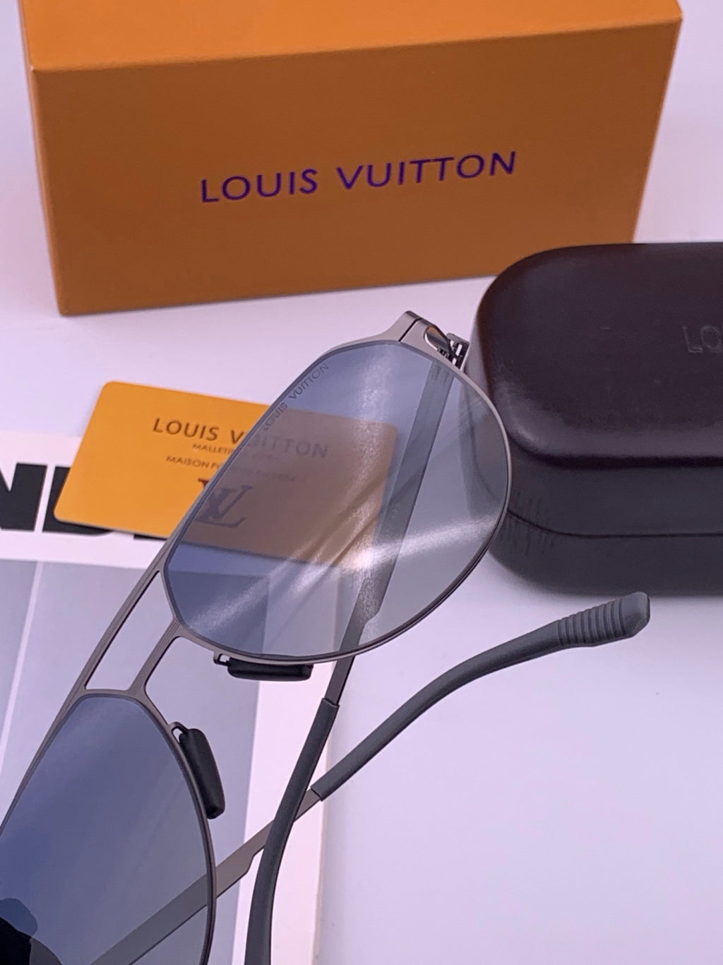 Louis Vuitton L712 Fashion Black Lens Sunglasses for Men & Women - detail image 4