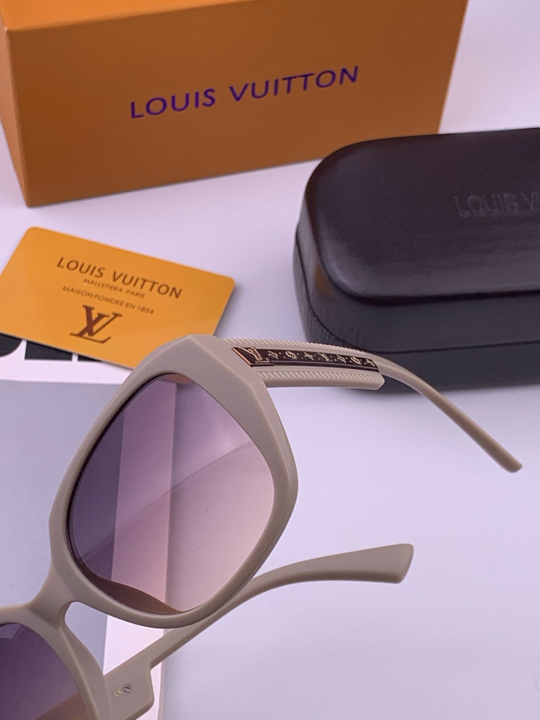 Louis Vuitton L17006 Oversized Purple Lens Sunglasses for Men & Women - detail image 3