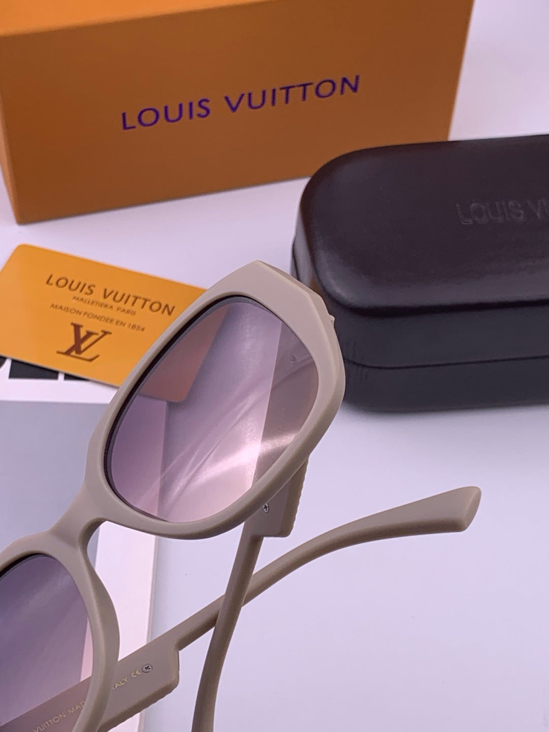 Louis Vuitton L17006 Oversized Purple Lens Sunglasses for Men & Women - detail image 4