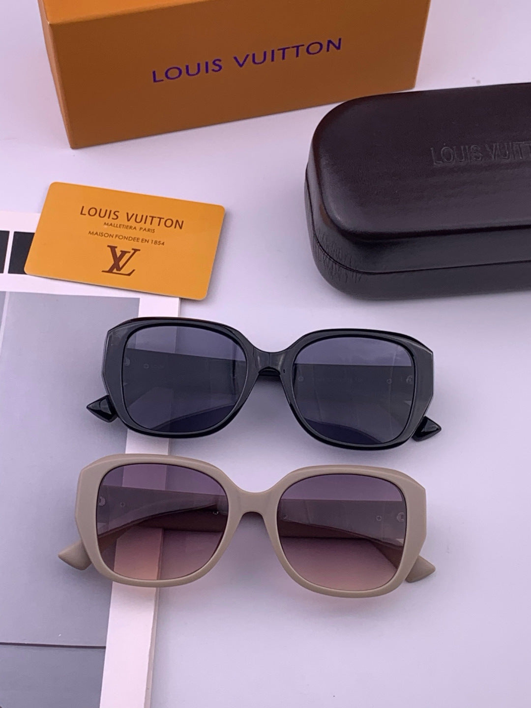 Louis Vuitton L17006 Oversized Black Lens Sunglasses for Men & Women - detail image 8