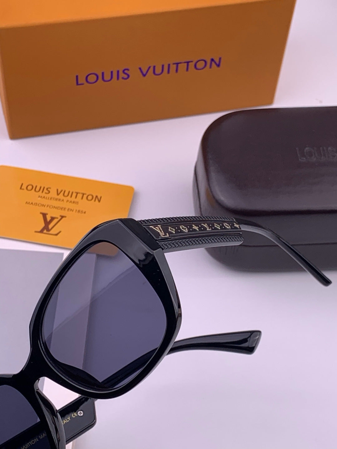 Louis Vuitton L17006 Oversized Black Lens Sunglasses for Men & Women - detail image 4
