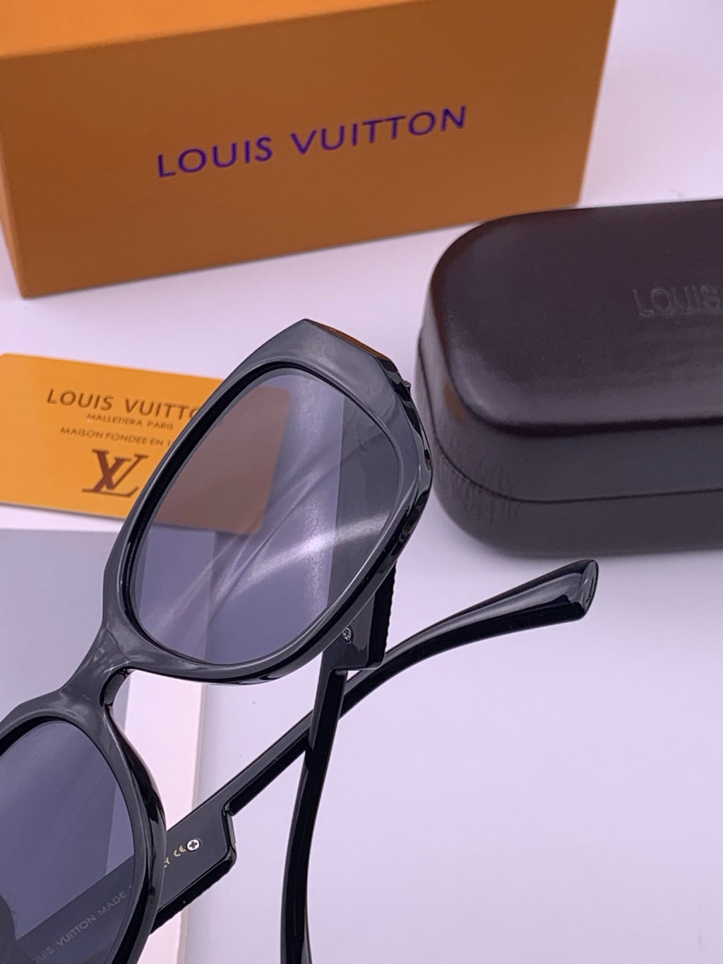 Louis Vuitton L17006 Oversized Black Lens Sunglasses for Men & Women - detail image 3