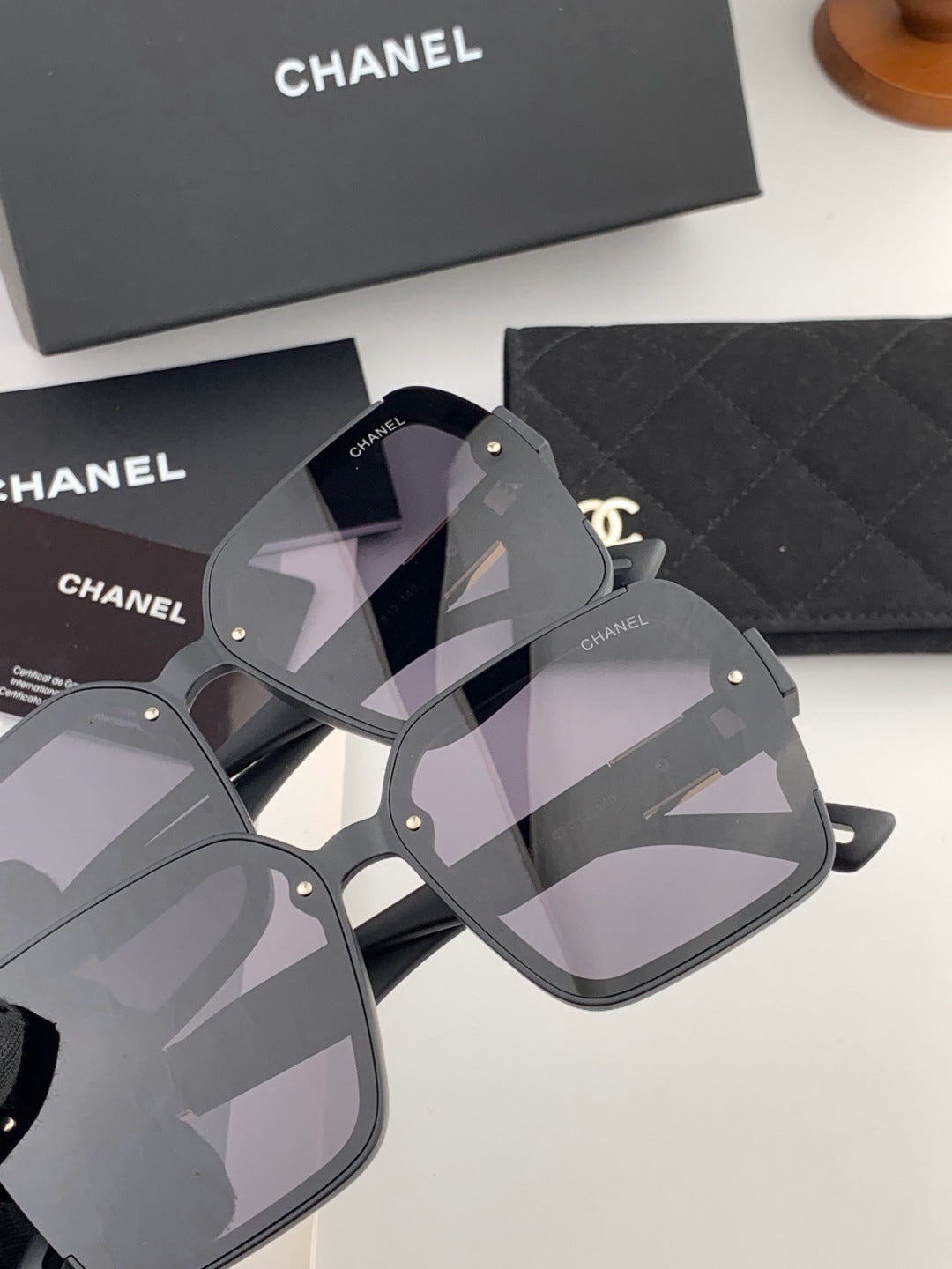 Louis Vuitton L4991 Polarized Square Black Lens Sunglasses for Men & Women - detail image 4