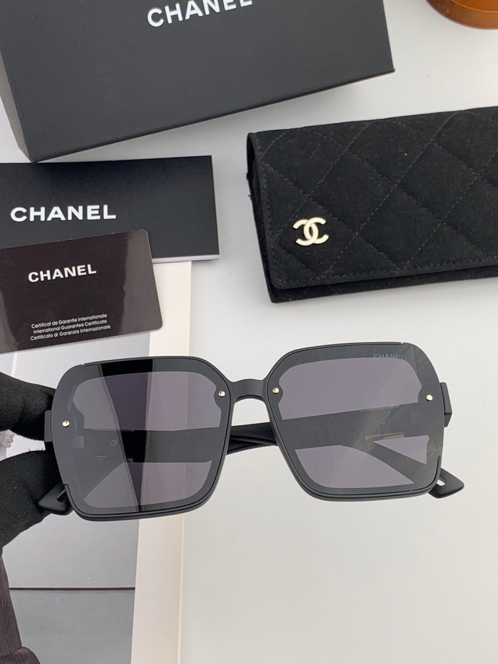 Louis Vuitton L4991 Polarized Square Black Lens Sunglasses for Men & Women - detail image 3