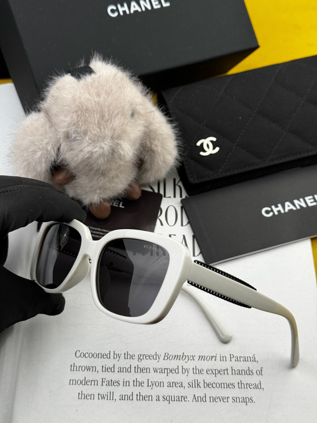 Chanel CH1908 Polarized Square Red Lens Sunglasses for Women - detail image 3