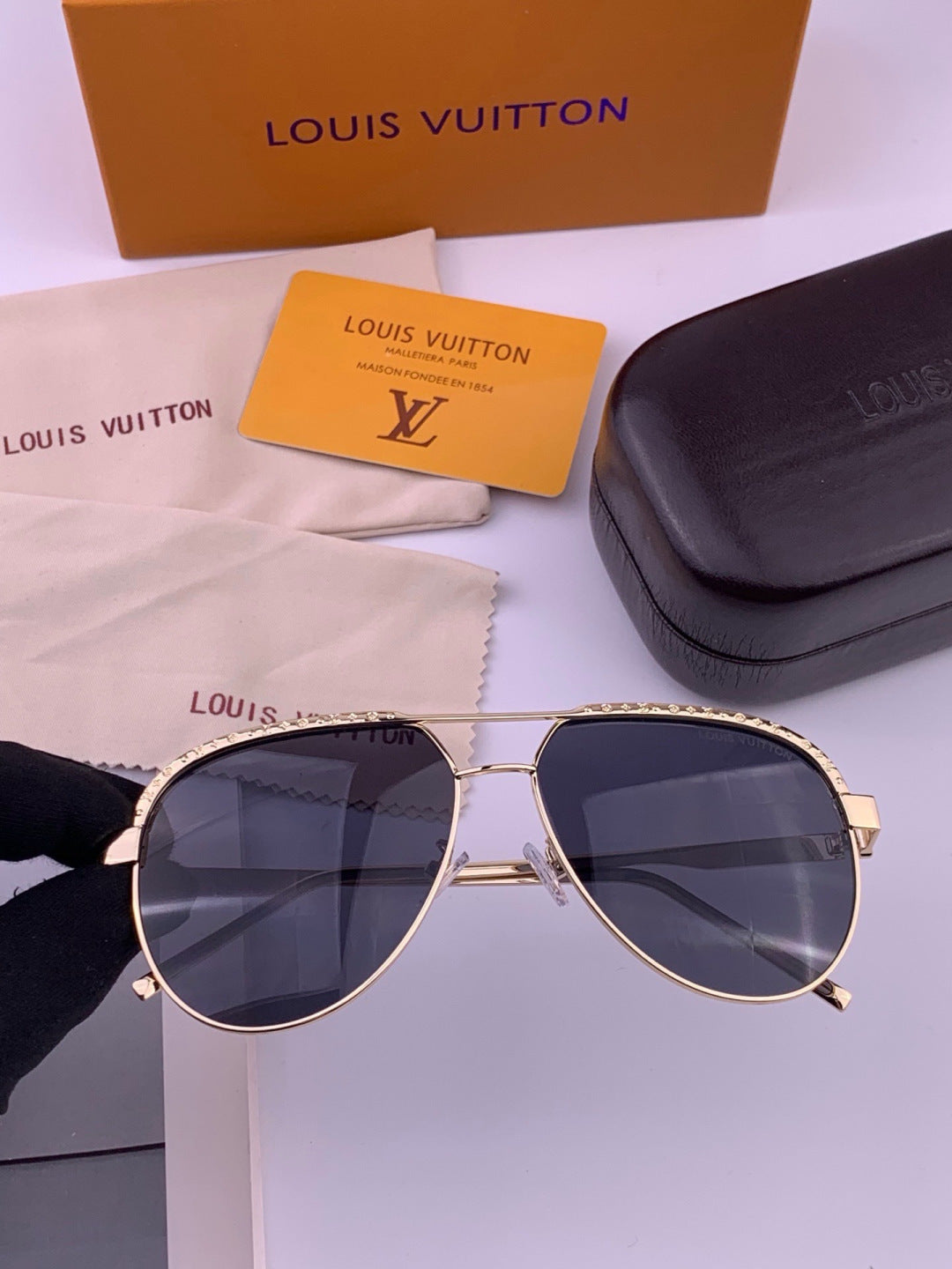 Louis Vuitton L01744 Aviator Black Lens Sunglasses for Men & Women - detail image 2