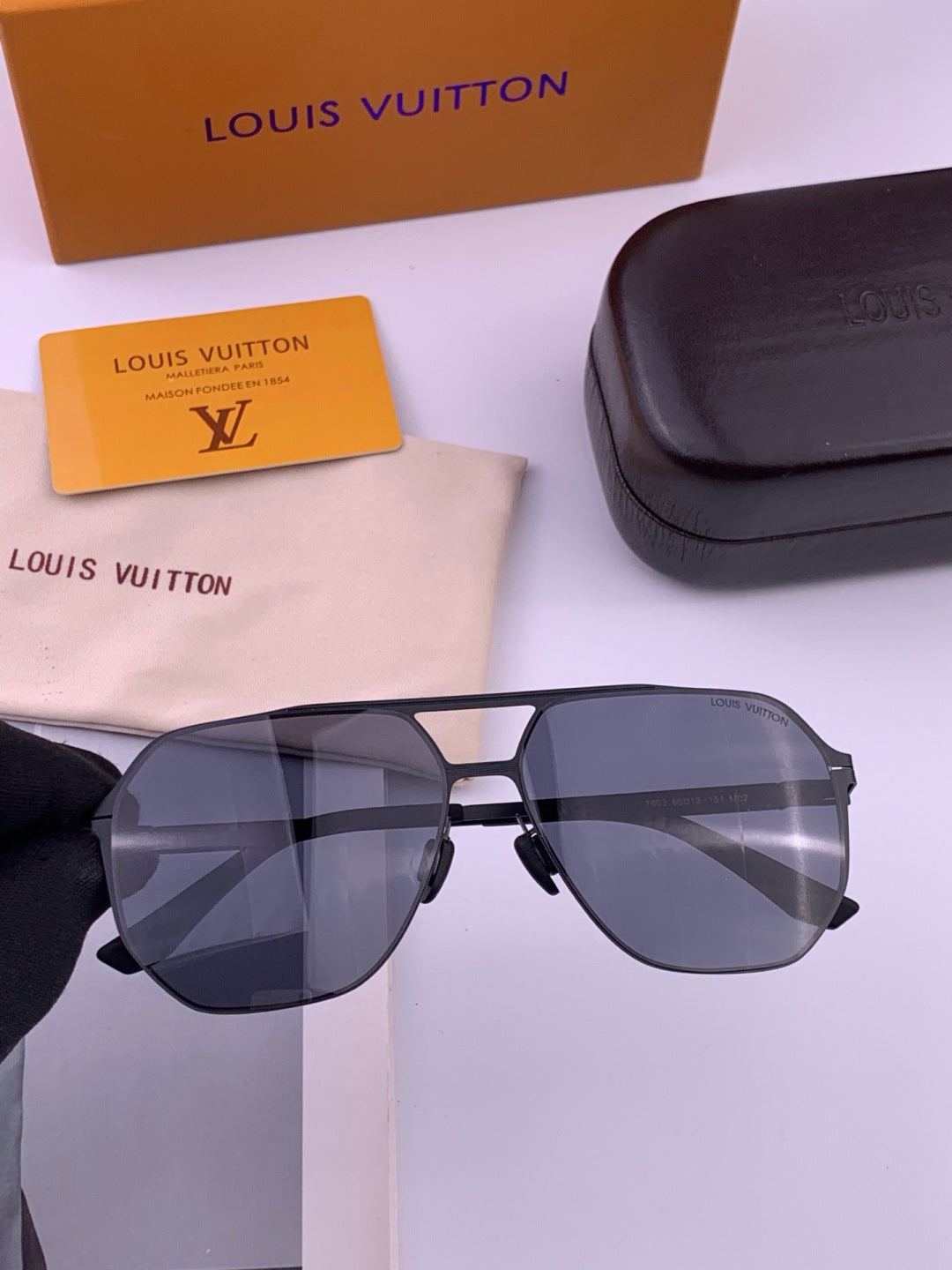Louis Vuitton L3760 Fashion Blue Lens Sunglasses for Men & Women - detail image 3