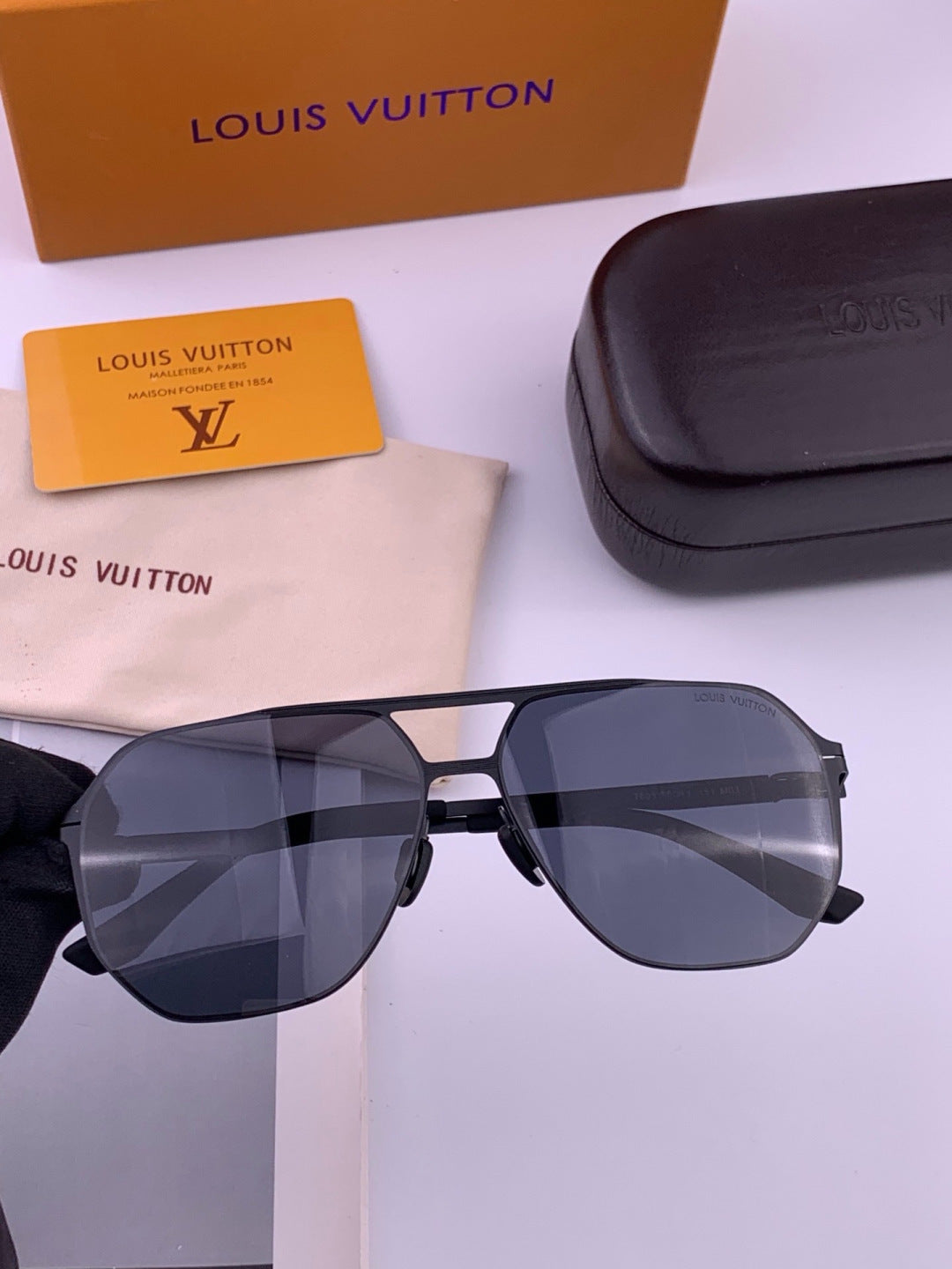 Louis Vuitton L3760 Fashion Blue Lens Sunglasses for Men & Women - detail image 2