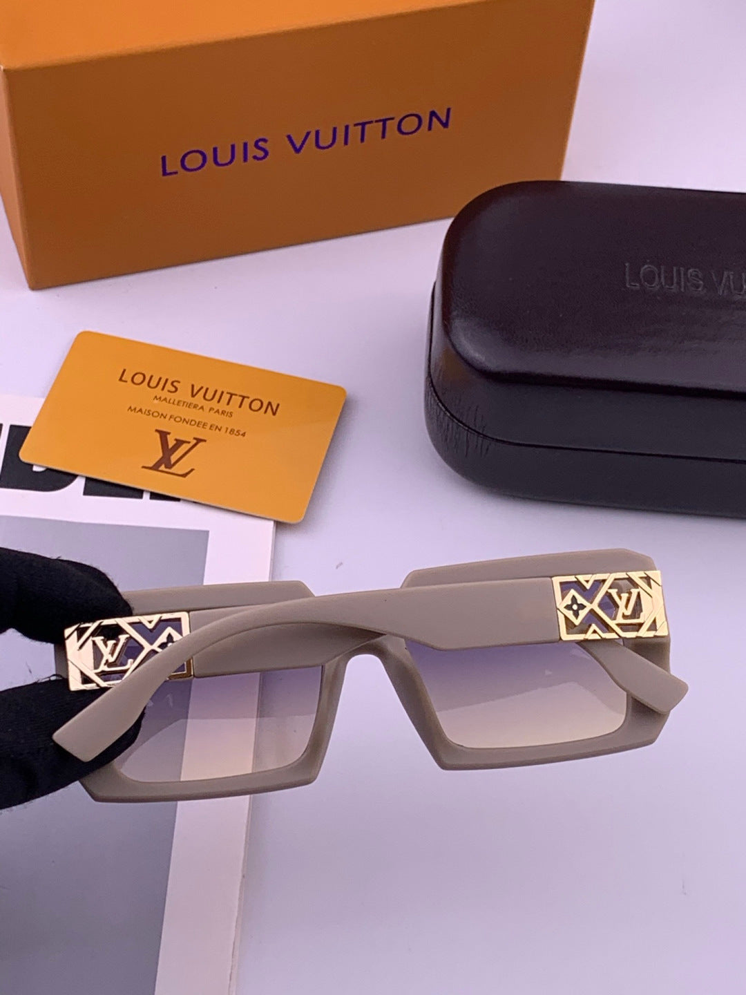 Louis Vuitton L77001 Square Brown Lens Sunglasses for Men & Women - detail image 6