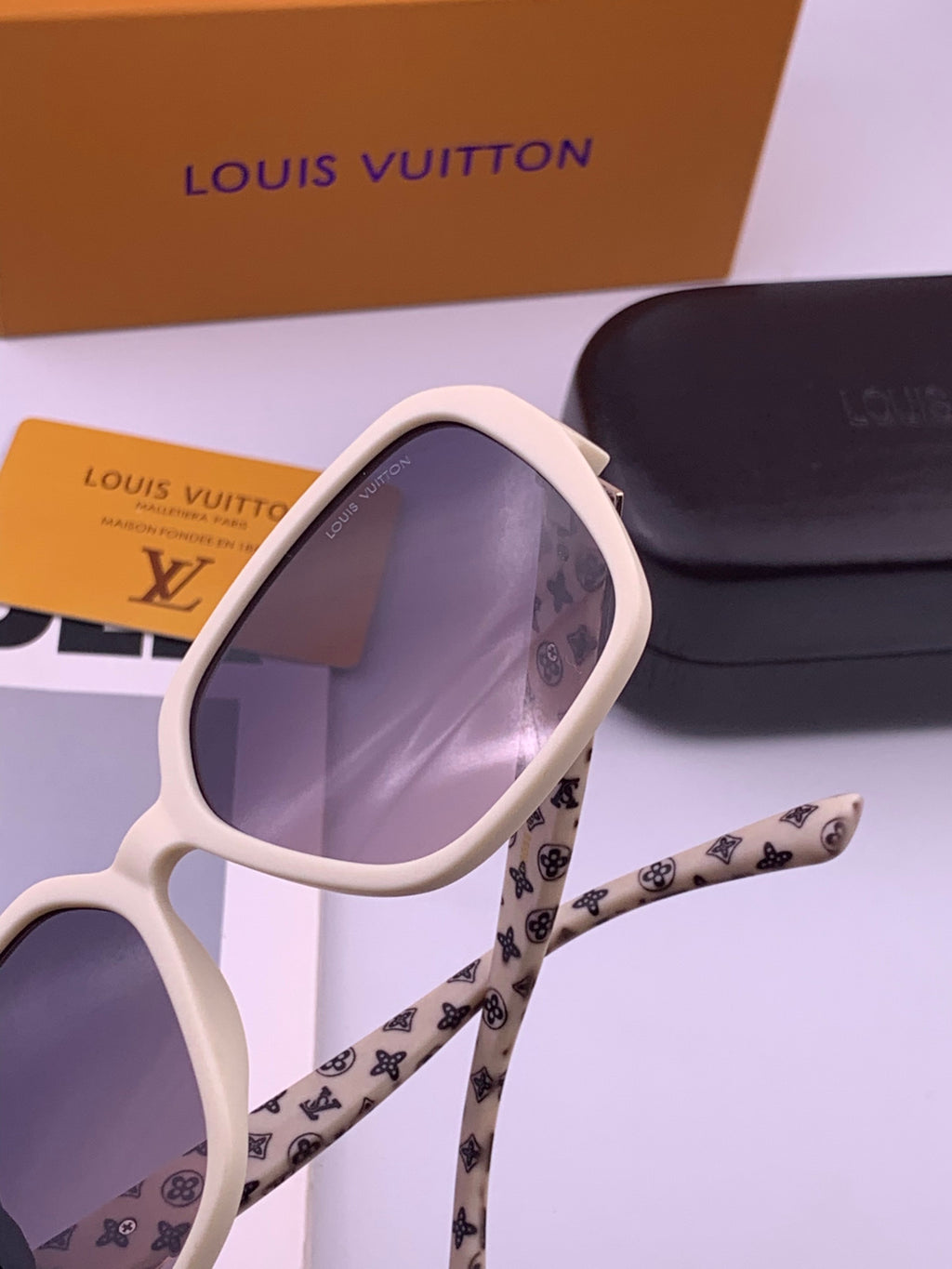 Louis Vuitton L3305 Square Gold Lens Sunglasses for Men & Women - detail image 5