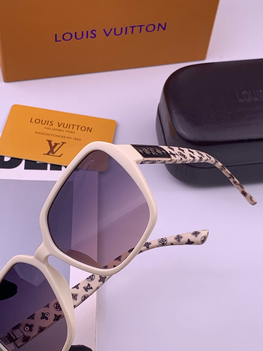 Louis Vuitton L3305 Square Gold Lens Sunglasses for Men & Women - detail image 3