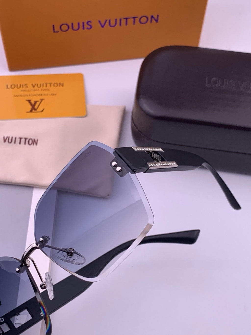 Louis Vuitton L9261 Square Black Lens Sunglasses for Men & Women - 486178 - detail image 3