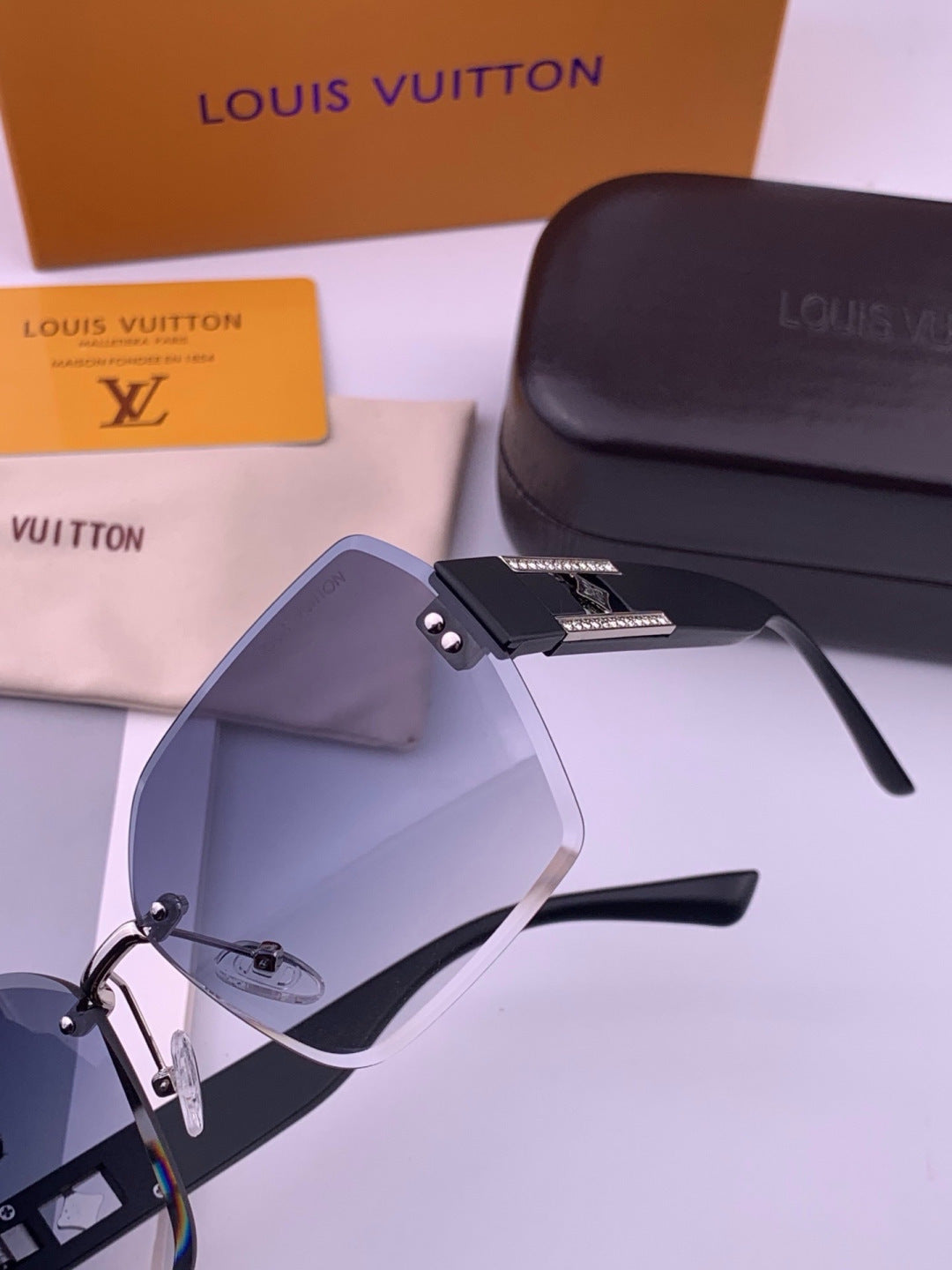 Louis Vuitton L9261 Square Black Lens Sunglasses for Men & Women - 486178 - detail image 3