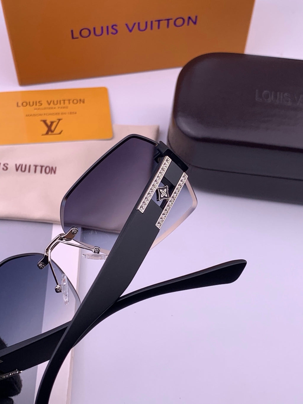 Louis Vuitton L9261 Square Black Lens Sunglasses for Men & Women - 486178 - detail image 5