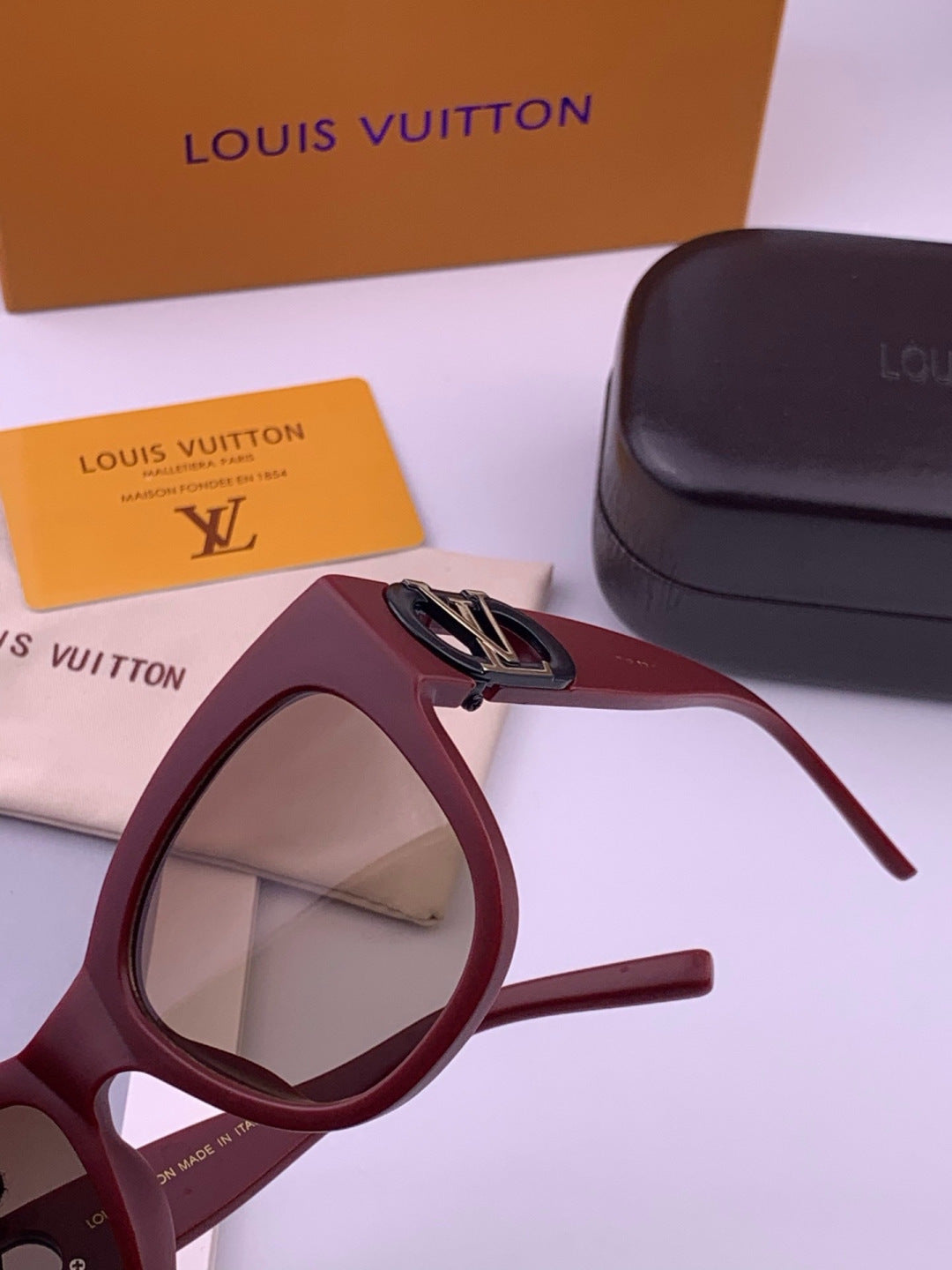 Louis Vuitton L07002 Square Black Lens Sunglasses for Women - detail image 3