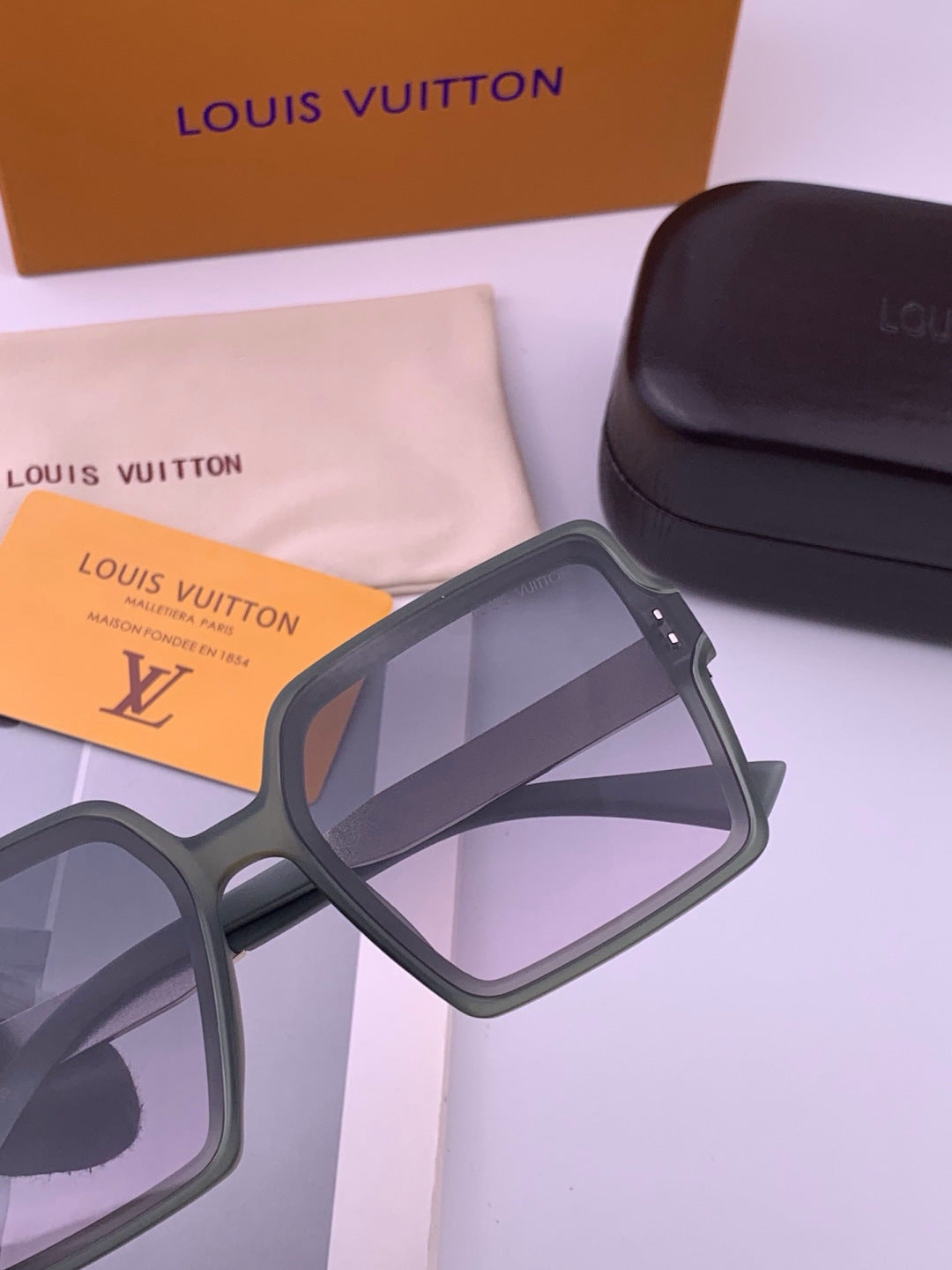 Louis Vuitton L1577 Polarized Square Gray Lens Sunglasses for Men & Women - detail image 4