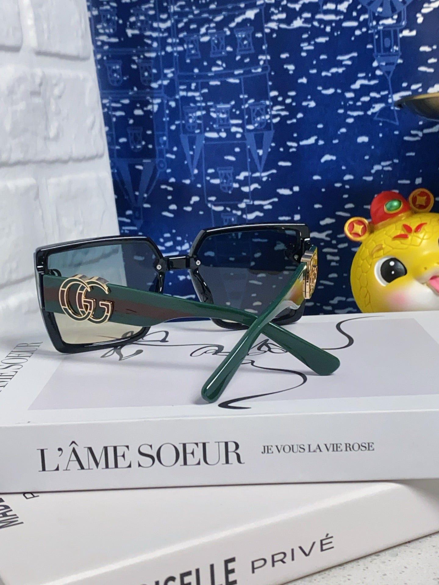 Gucci Polarized Fashion Blue Lens Sunglasses for Women - 486442 - detail image 3