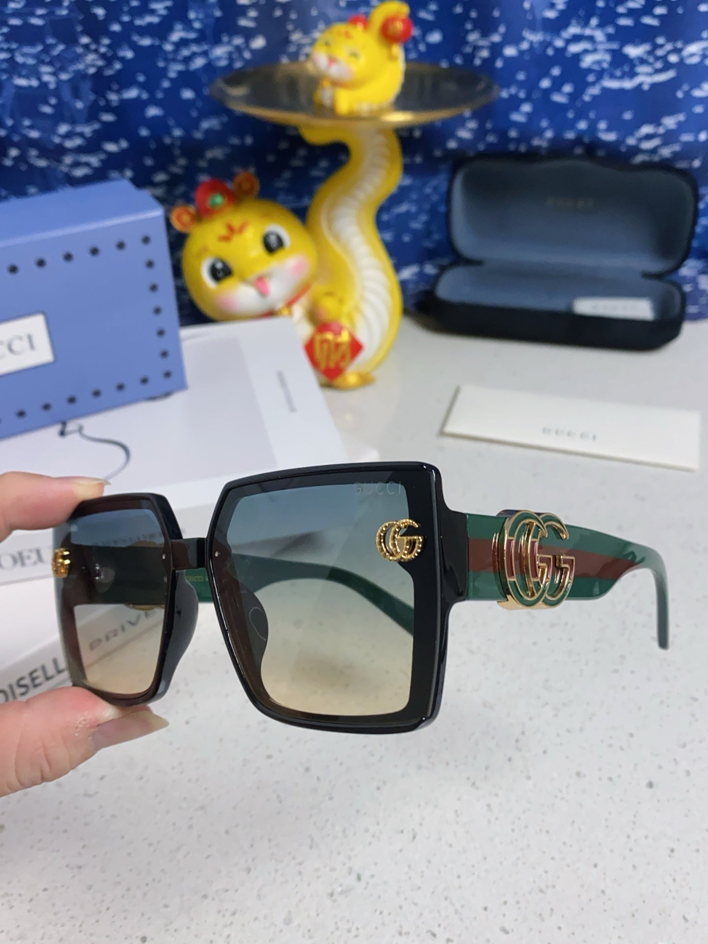 Gucci Polarized Fashion Blue Lens Sunglasses for Women - 486442 - detail image 6