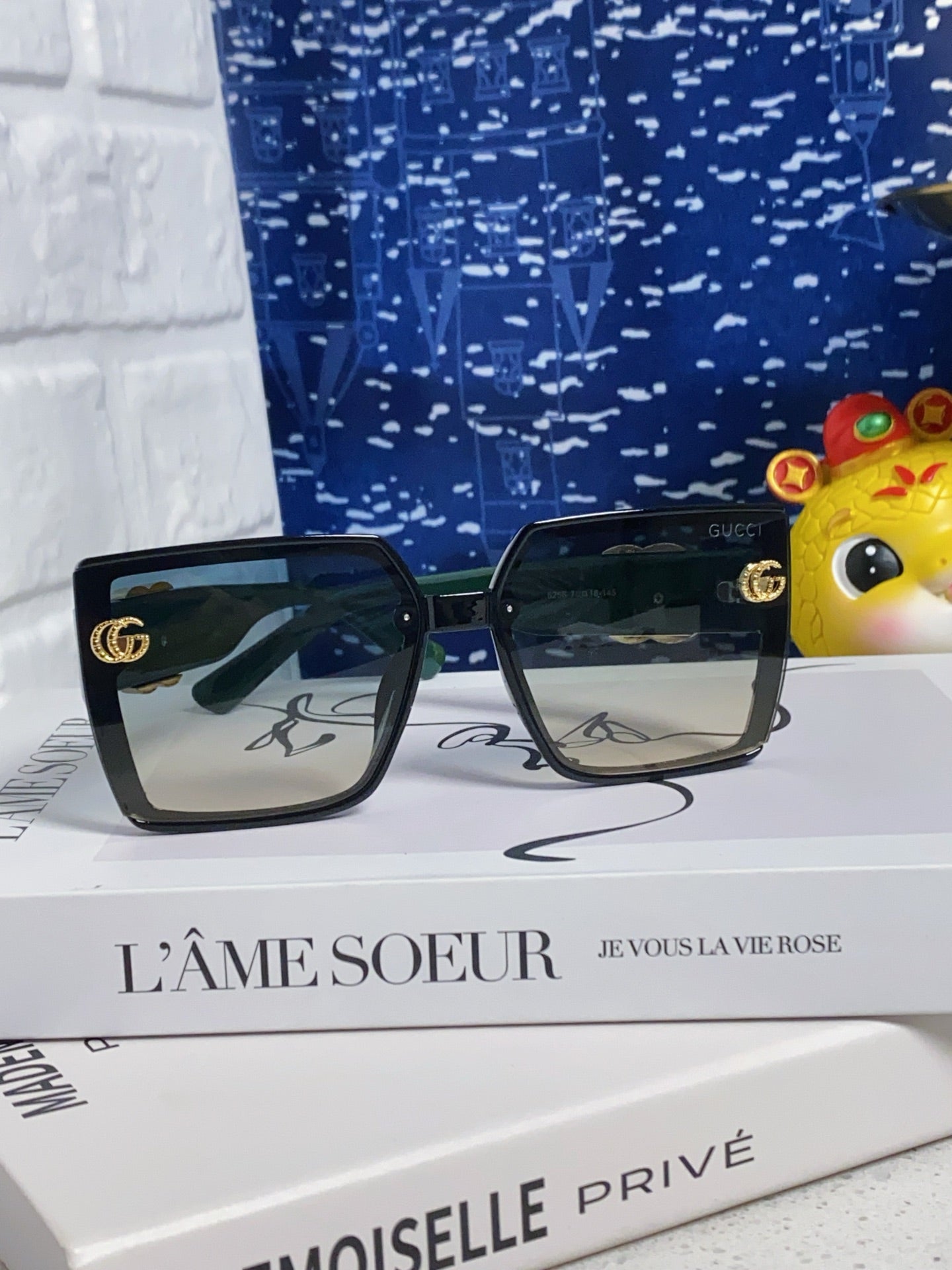 Gucci Polarized Fashion Blue Lens Sunglasses for Women - 486442 - detail image 2