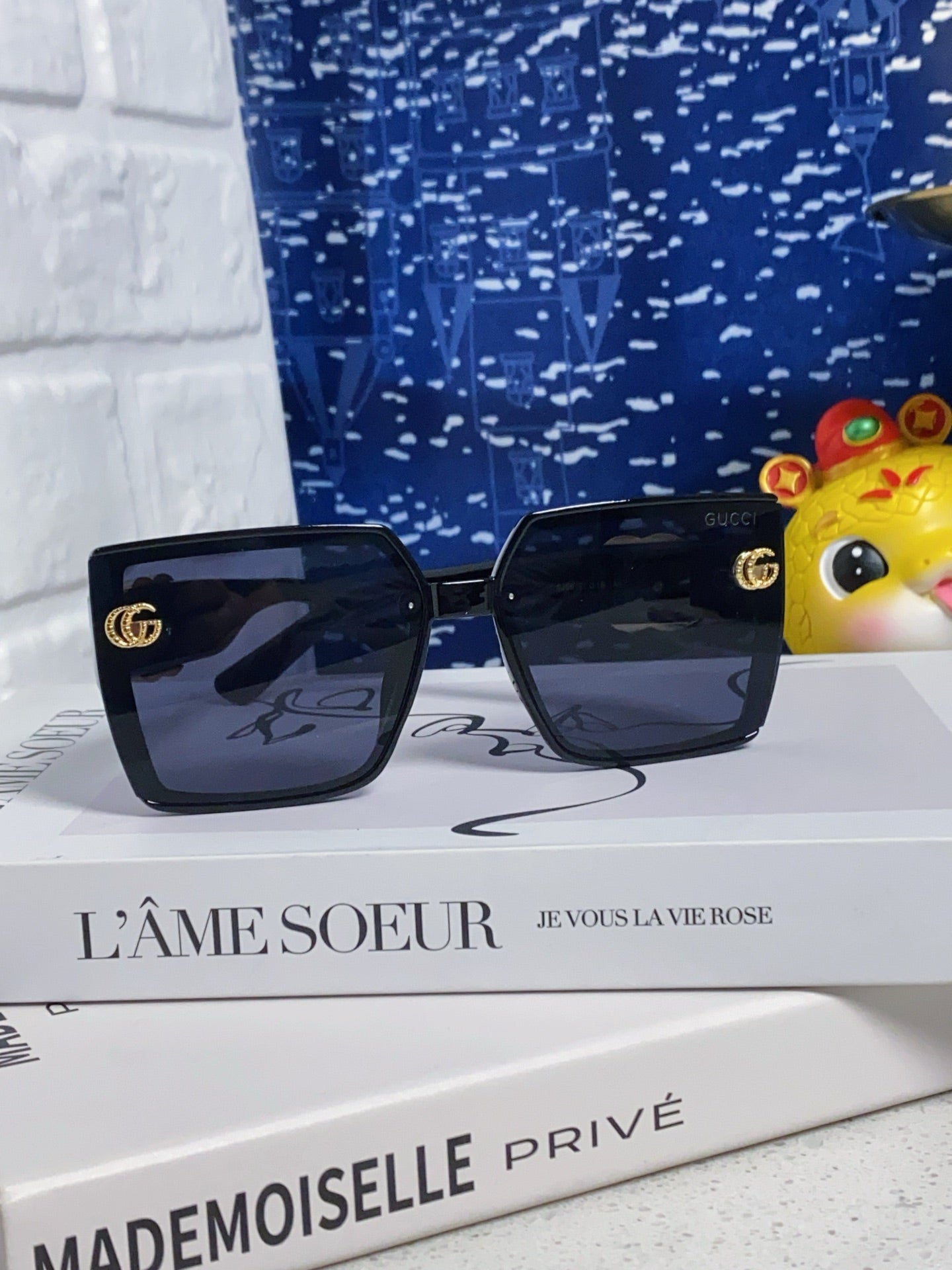 Gucci Polarized Fashion Blue Lens Sunglasses for Women - detail image 2