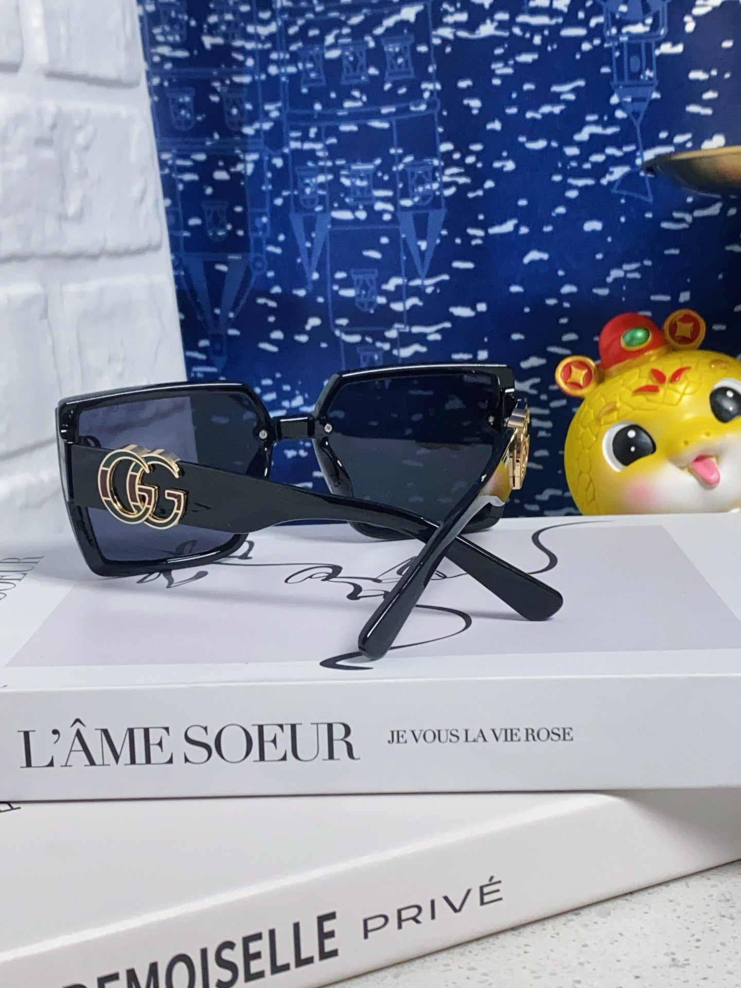 Gucci Polarized Fashion Blue Lens Sunglasses for Women - detail image 3