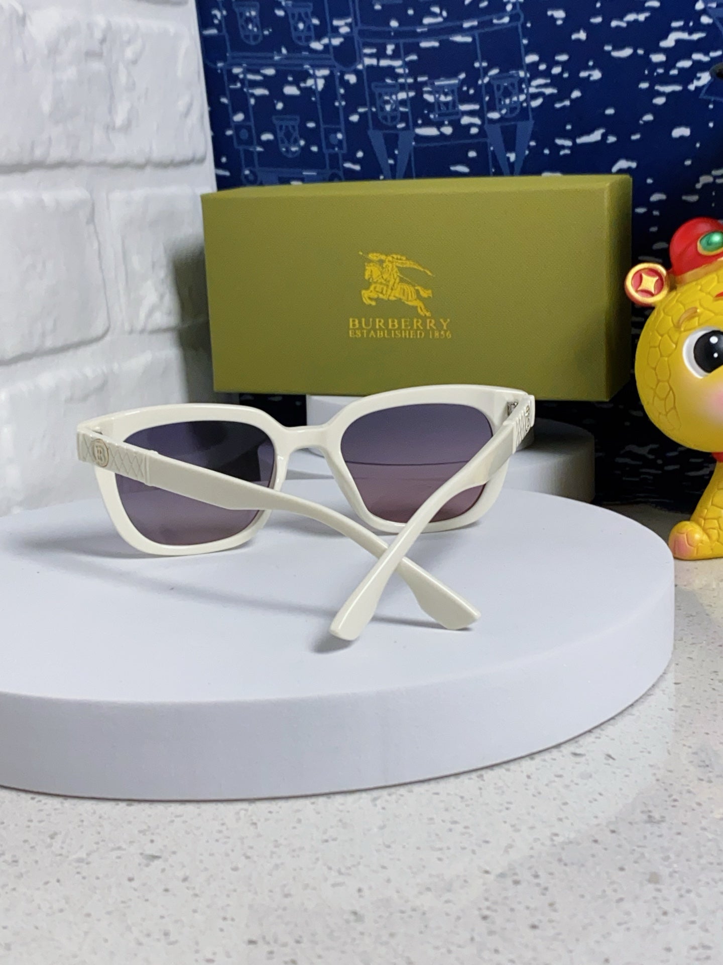 Burberry Polarized Fashion Silver Lens Sunglasses for Men & Women - 399111 - detail image 3