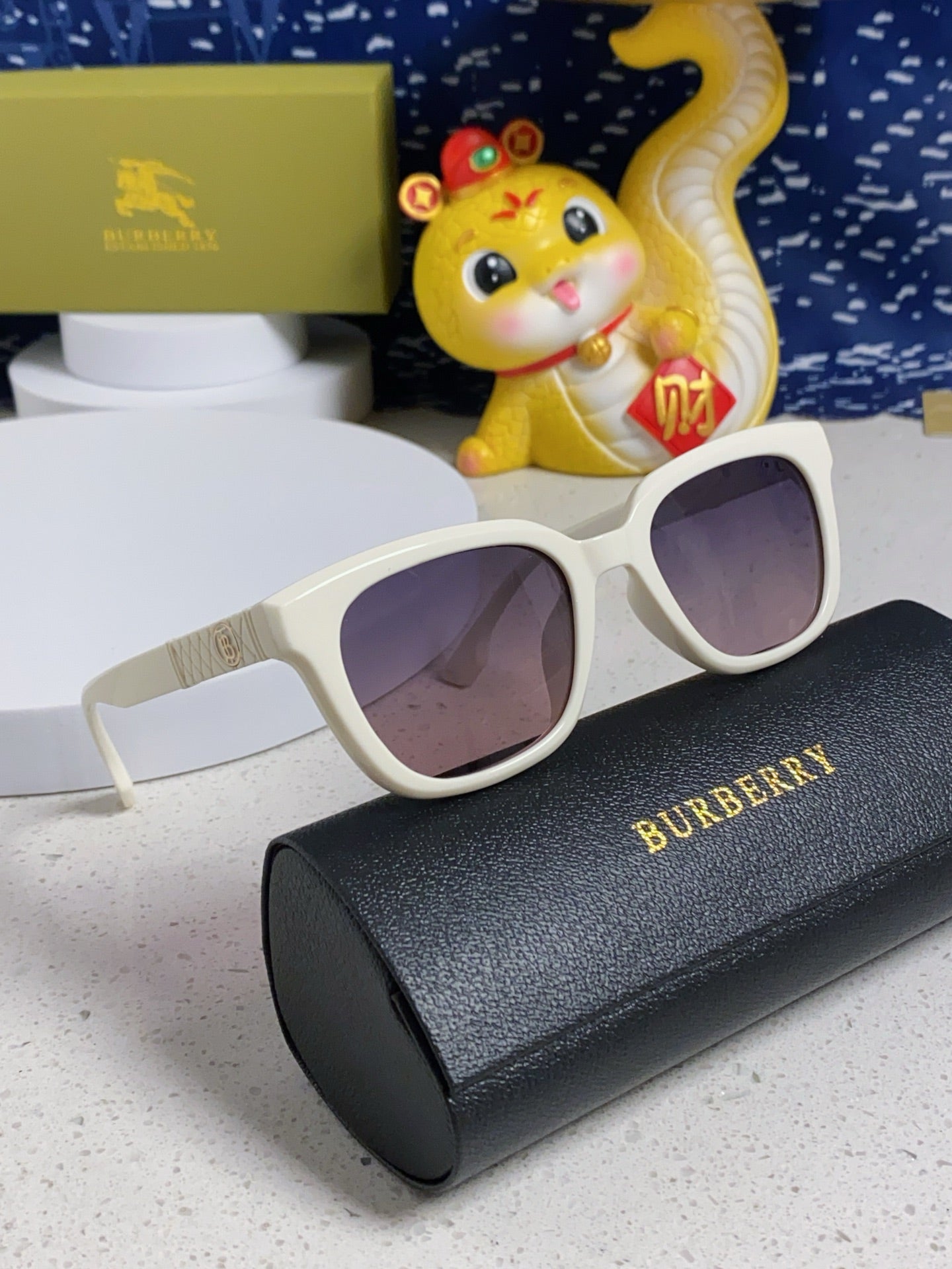 Burberry Polarized Fashion Silver Lens Sunglasses for Men & Women - 399111 - detail image 9