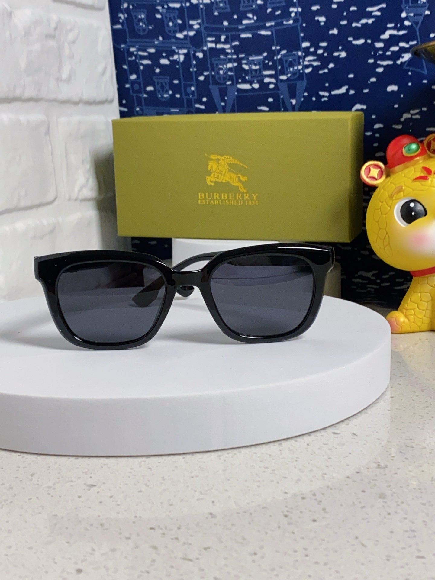 Burberry Polarized Fashion Silver Lens Sunglasses for Men & Women - detail image 2